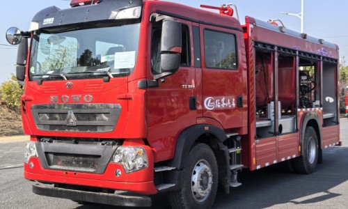 豪沃4噸干粉消防車(chē)