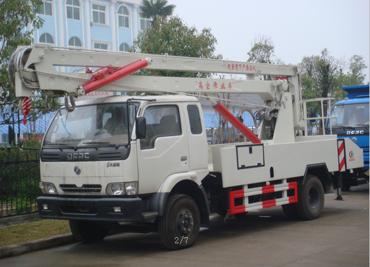東風(fēng)多利卡排半18米高空作業(yè)車