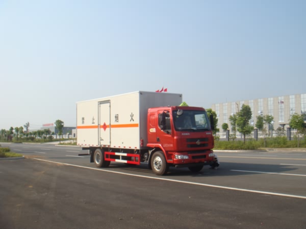 柳汽乘龍7.65米易燃?xì)怏w廂式運(yùn)輸車