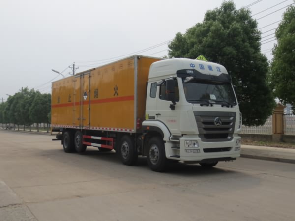 重汽9.5米大型危險(xiǎn)廢物專(zhuān)用運(yùn)輸車(chē) 